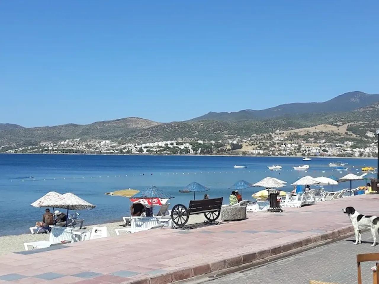 Çandarli Kale Önü Public Plajı