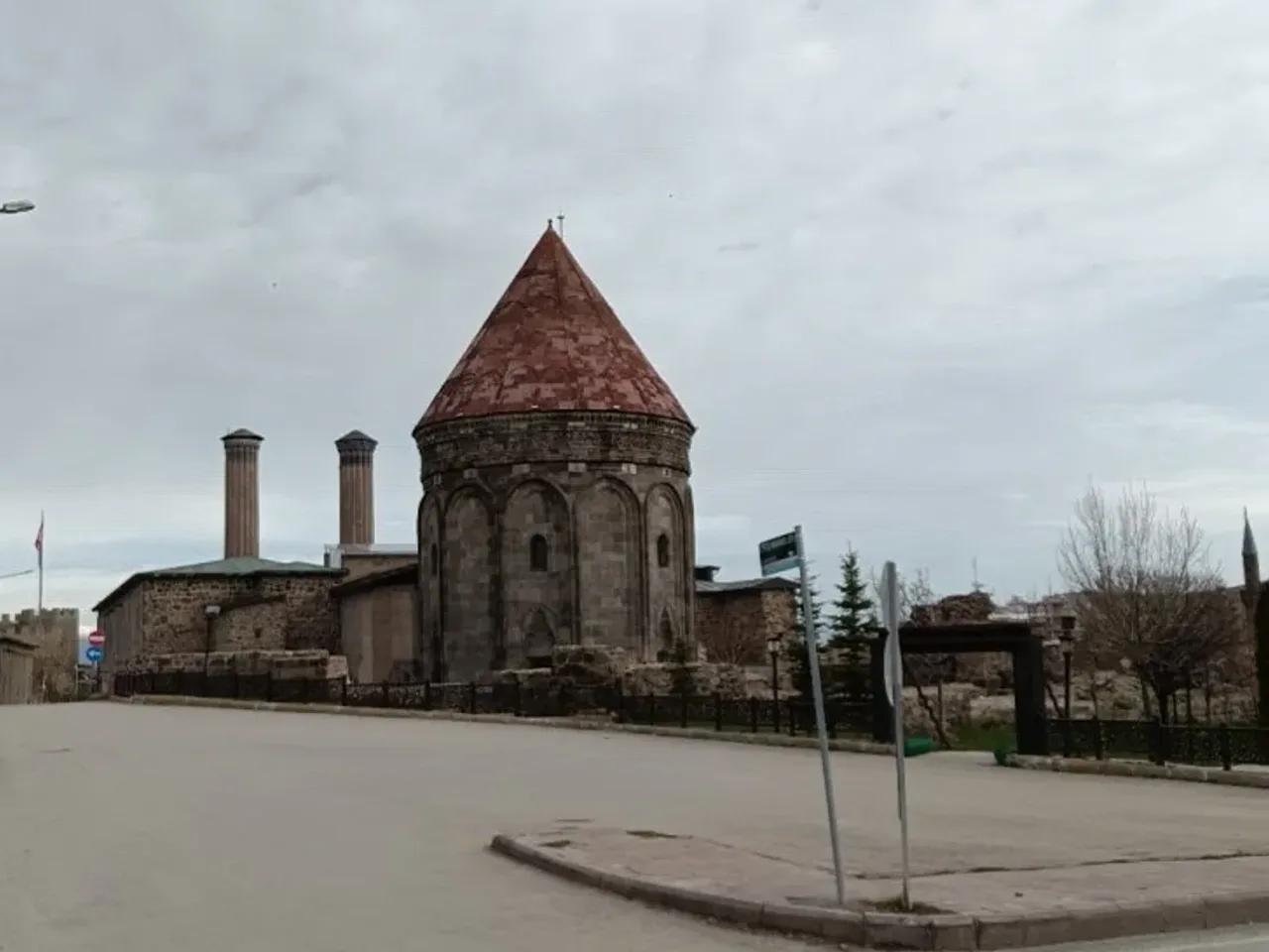 Yakutiye,22 Çifte Minareler Sokak - 1