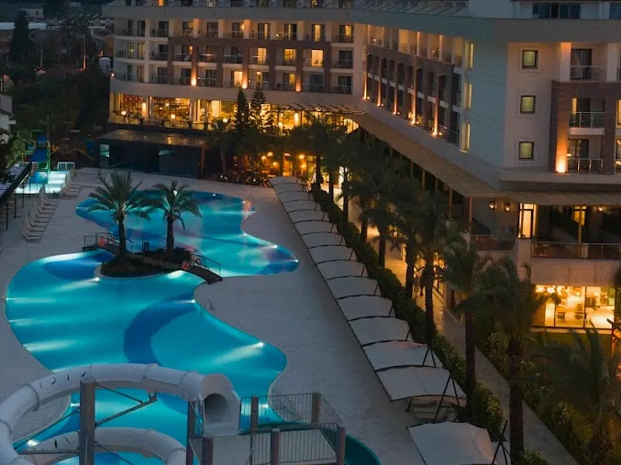 Crystal Aura Beach, DoubleTree by Hilton Antalya Kemer